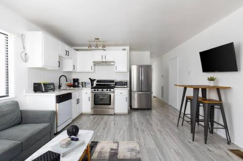 Sunny 1 Bedroom in the Heart of Venice Beach - #1 in Los Angeles, USA