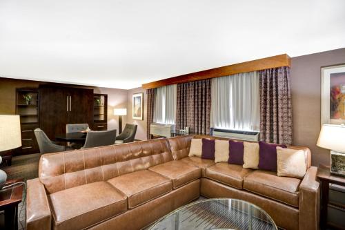 DoubleTree by Hilton Downtown Wilmington - Legal District Room Type - Parlor Sofabed