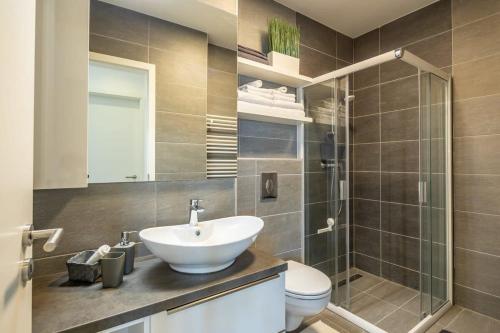 New central apartment with balcony - image 12