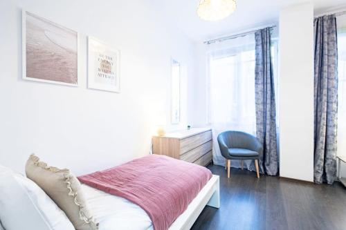 Central - Large - Balcony - Comfy - AC - image 10
