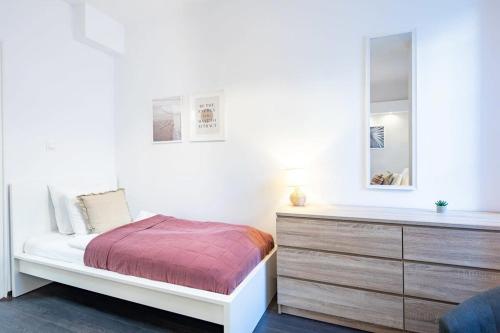 Central - Large - Balcony - Comfy - AC - image 12