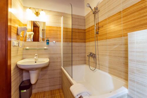 Double or Twin Room image 6