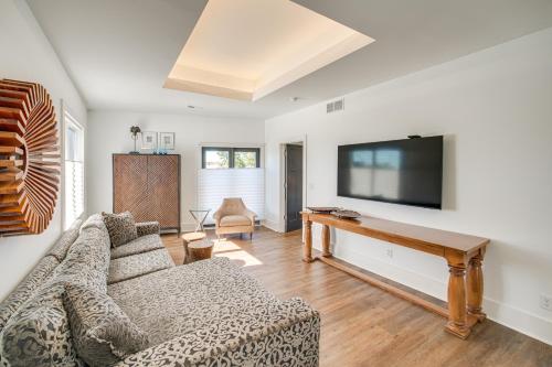 7 Mi to Dtwn and Lake Erie Sleek Cleveland Apt! in บรู๊คลิน (โอเอช) 