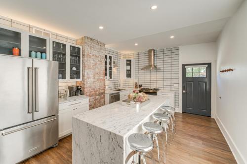 7 Mi to Dtwn and Lake Erie Sleek Cleveland Apt! in บรู๊คลิน (โอเอช) 