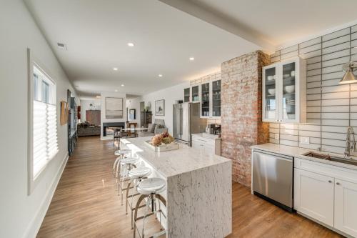 7 Mi to Dtwn and Lake Erie Sleek Cleveland Apt! in บรู๊คลิน (โอเอช) 