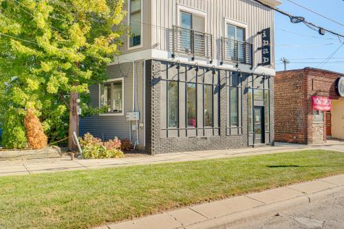 7 Mi to Dtwn and Lake Erie Sleek Cleveland Apt! in บรู๊คลิน (โอเอช) 