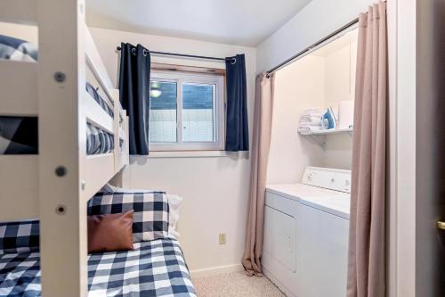 4BR A-Frame Schuss Mtn Pool Access Torch Lk - image 12