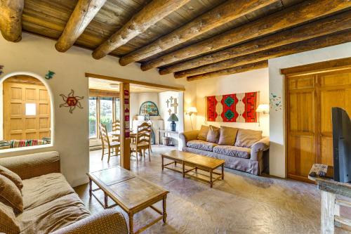 8 Mi to Taos Ski Valley! Peaceful Mtn-View Condo in Arroyo Seco (NM)