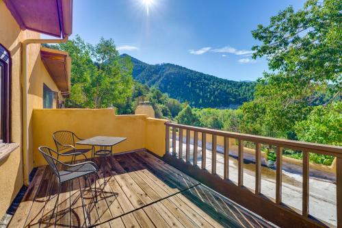 8 Mi to Taos Ski Valley! Peaceful Mtn-View Condo in Arroyo Seco (NM)