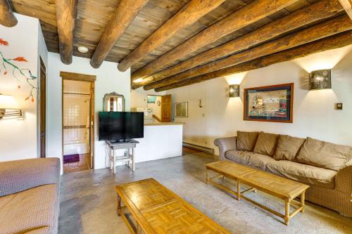 8 Mi to Taos Ski Valley! Peaceful Mtn-View Condo in Arroyo Seco (NM)