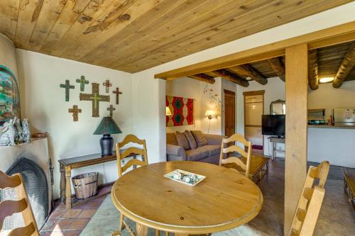 8 Mi to Taos Ski Valley! Peaceful Mtn-View Condo in Arroyo Seco (NM)