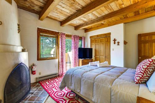 8 Mi to Taos Ski Valley! Peaceful Mtn-View Condo in Arroyo Seco (NM)
