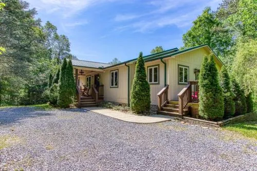Memorable "Deer & Doe" by HoneyBearCabins 4BR 3BA, Mountain View Deck, Farmhouse Decor, Fireplace, 3 Acres photo 2