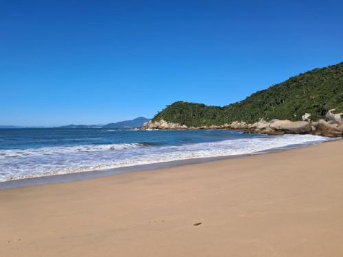 ชายหาด, LOFT SOL e MAR exclusivo em bombinhas, 50 metros do mar in หาดตาอินยา