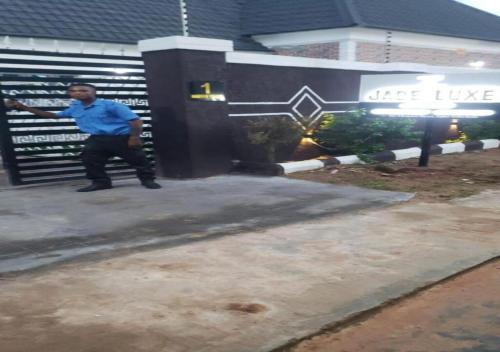 Зовнішній вигляд готелю, Jade Luxe 2 Bedroom Apartment in Agbor