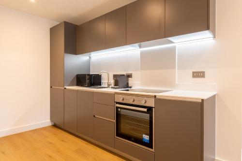 Modern City Centre Flat with Terrace, Parking & Long Stay Friendly, Leeds (Foto 7)