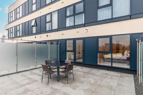 Modern City Centre Flat with Terrace, Parking & Long Stay Friendly, Leeds (Foto 4)