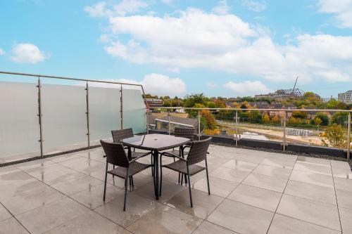 Modern City Centre Flat with Terrace, Parking & Long Stay Friendly, Leeds (Foto 10)