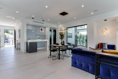 Posh Luxury Modern Home with Pool Spa and Rooftop Deck in Encino