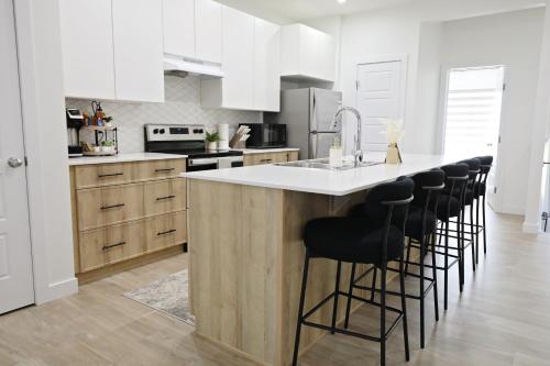 köök, Kinglet 4BR Getaway AC Garage Near WEM Disney in Acheson (AB)