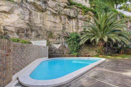 Light Filled 1BR Retreat with Car Park & Pool - image 5