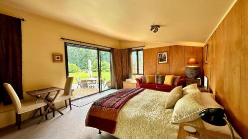Hawkshead Boutique Studio & Gardens in Makarora