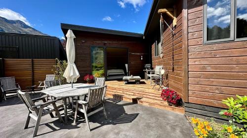 Hawkshead Boutique Studio & Gardens in Makarora