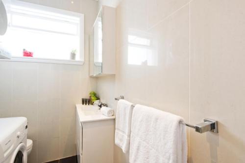 DUDL3C - Lovely Modern Coogee Apartment - image 3