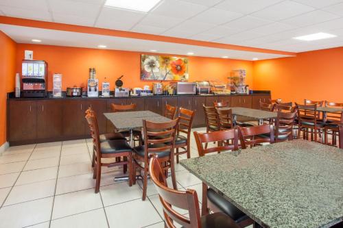 Days Inn by Wyndham Brooksville