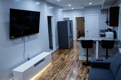 Modern 3BR Walk to Subway 2 Min to LOGAN Airport in 洛根機場