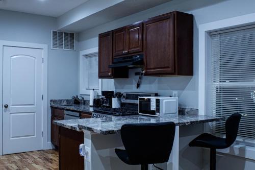 Modern 3BR Walk to Subway 2 Min to LOGAN Airport in 洛根機場