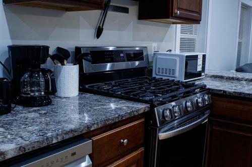 Modern 3BR Walk to Subway 2 Min to LOGAN Airport in 洛根機場