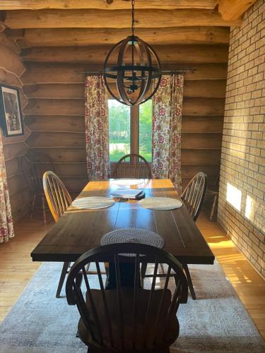 Tranquil Manitoulin Log House Retreat in กอร์ เบย์ (ออนทาริโอ)