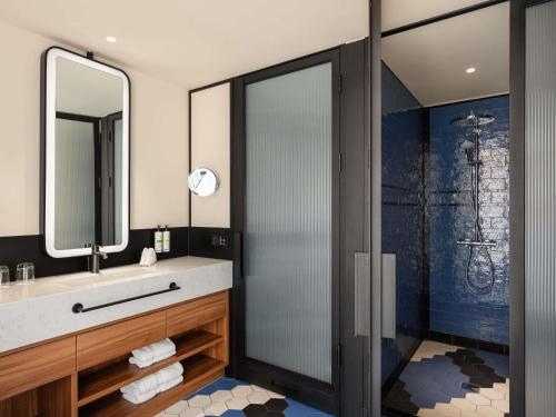 room detail thumbnail 2