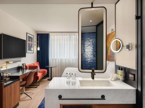 room detail thumbnail 1