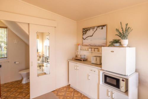  négyzetméteres, 1 hálószobás Ház 1 fürdőszobával Waiheke Sziget területén (Sunrise Loft – Sea Views & Serenity Above It All) in Waiheke Island