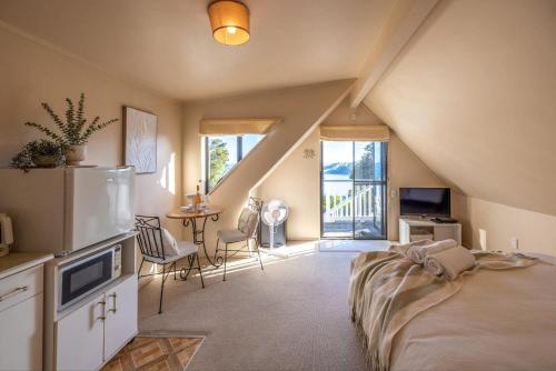  négyzetméteres, 1 hálószobás Ház 1 fürdőszobával Waiheke Sziget területén (Sunrise Loft – Sea Views & Serenity Above It All) in Waiheke Island