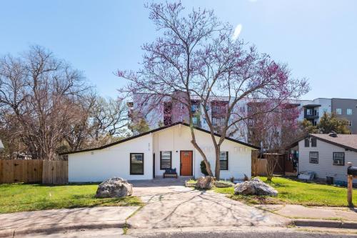 Extended Stay SoCo Oasis with Outdoor TV & Heavenly Bed — other in 5915 Idlewood Cove unit B, Austin United States, 78745