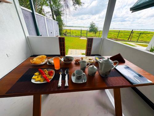 อาหารและเครื่องดื่ม, Sunrise Lake Resort in โปลอนนารุวา