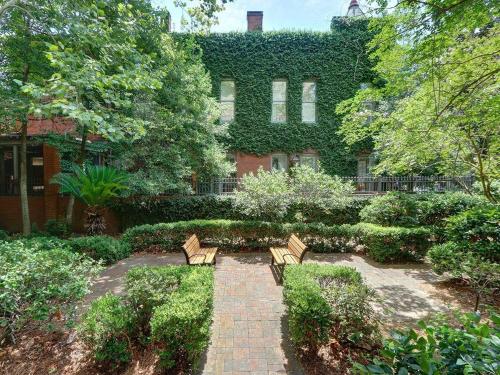 Southern Charm on Liberty – Savannah, GA