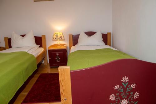 2 twin beds