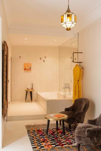 room detail thumbnail 1