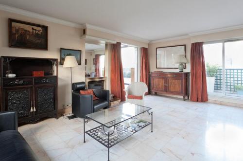 Charming parisian rooftop ! 120m2 for 8 people in Saint Mande