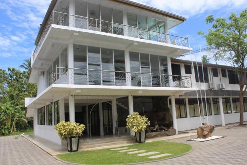 Lake Jay Hotel in Ampara