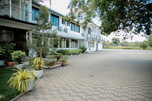 Lake Jay Hotel in Ampara