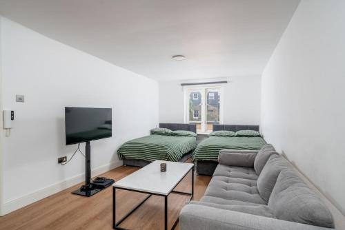 16 Guests, 4 Studios, Groups, Contractors, Stockwell SW9