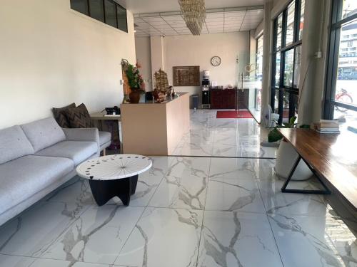 수랏타니 โรงแรมควีนส์ (Queen) 4성급 호텔 로비