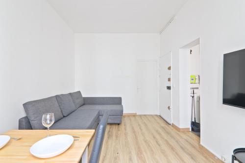 Eiffel Tower 2 Heart of Paris 1BR-4P with NetFlix - image 3