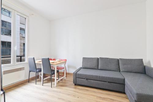 Eiffel Tower 2 Heart of Paris 1BR-4P with NetFlix - image 2