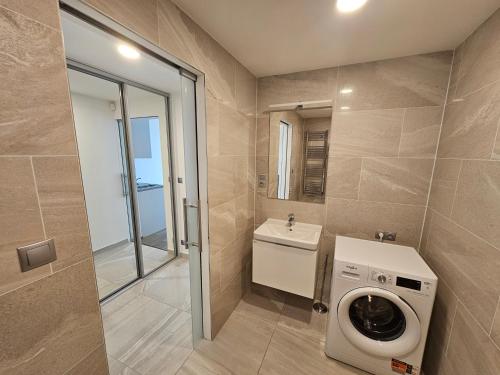 Prague Centre Luxury Apartment & Parking - with large glass balcony, Prague (photo 9)
